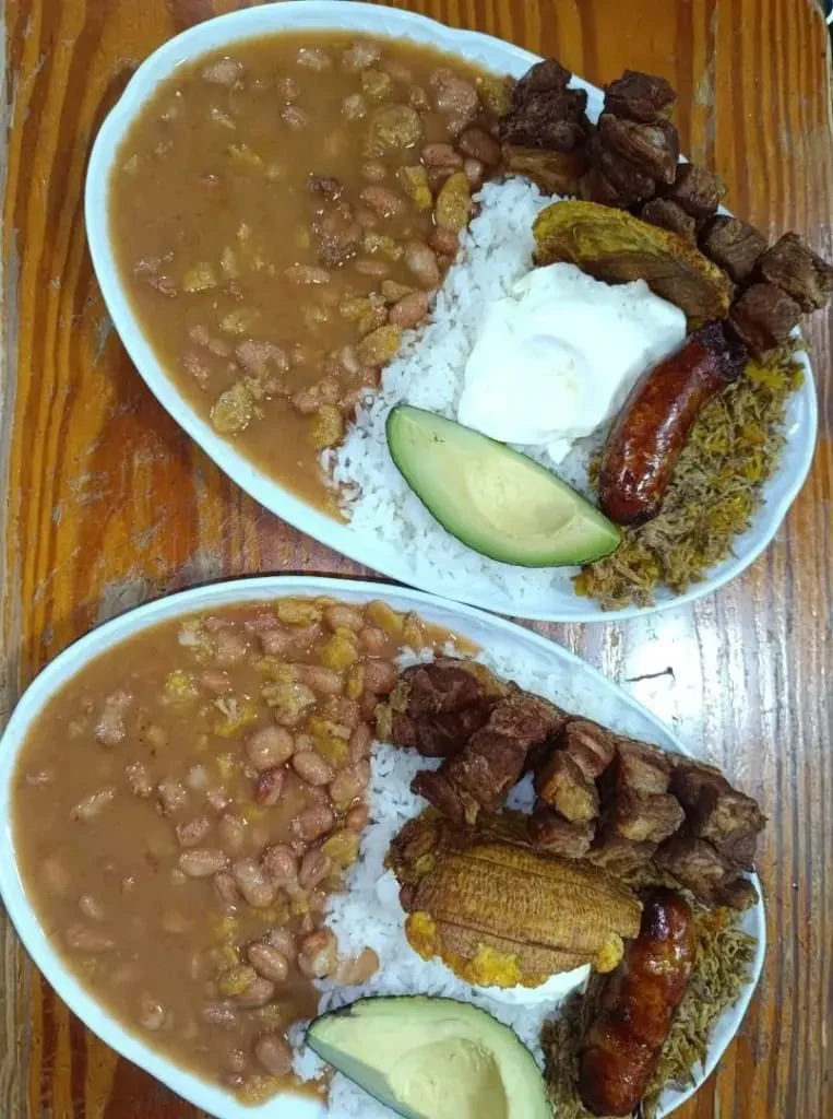 Dos bandejas colombianas listas para compartir